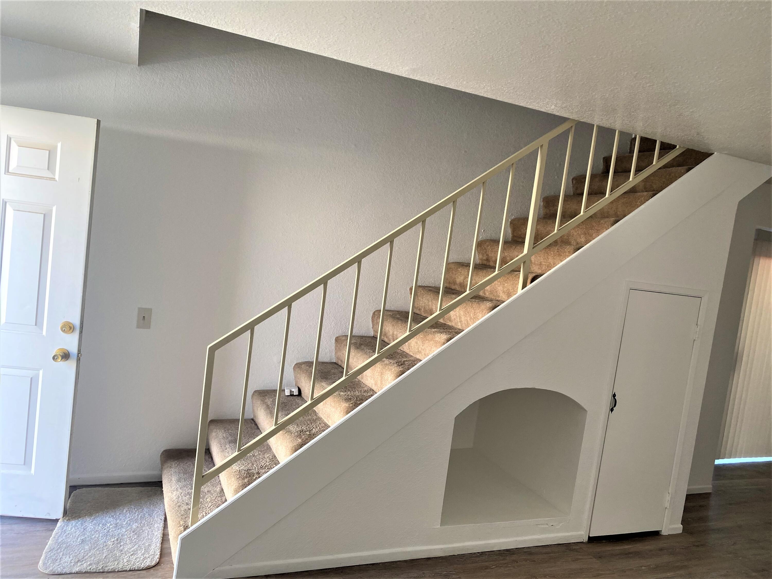 517 West Ward Avenue Ridgecrest, CA 93555 - Photo 9 of 18 a view of entryway