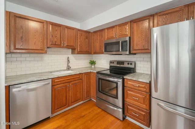 $289,900 | 16 Flintlock Lane, Halfmoon, NY 12065