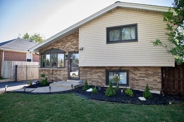 $449,900 | 204 Iowa Avenue, Addison, IL 60101