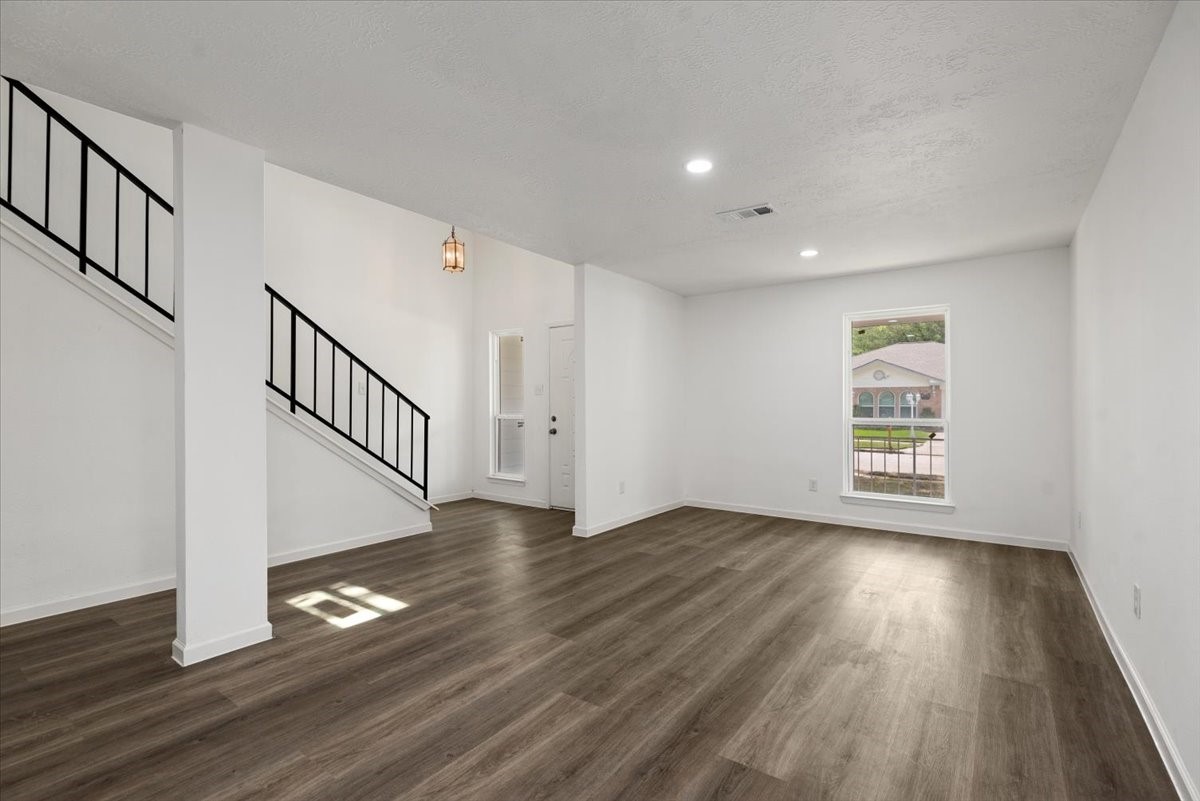 3230 Hombly Road Houston, TX 77066 - Photo 4 of 36 1st Floor Entry - Formal Living Dining