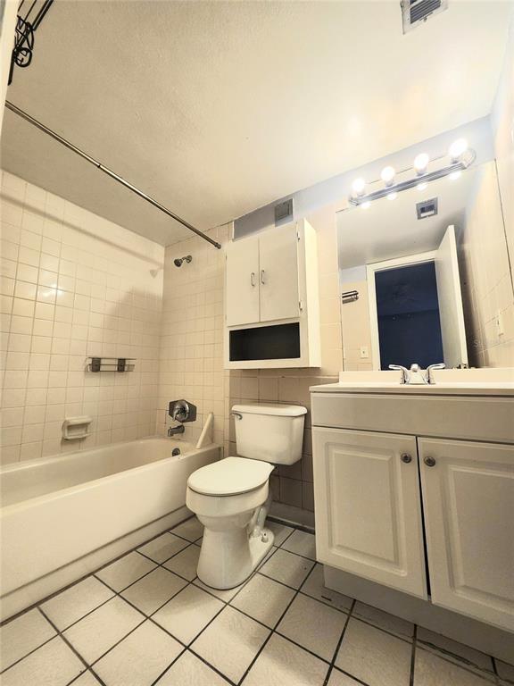 914 Lake Destiny Road, Unit G Altamonte Springs, FL 32714 - Photo 10 of 30 a bathroom with a toilet sink a mirror a bathtub and shower