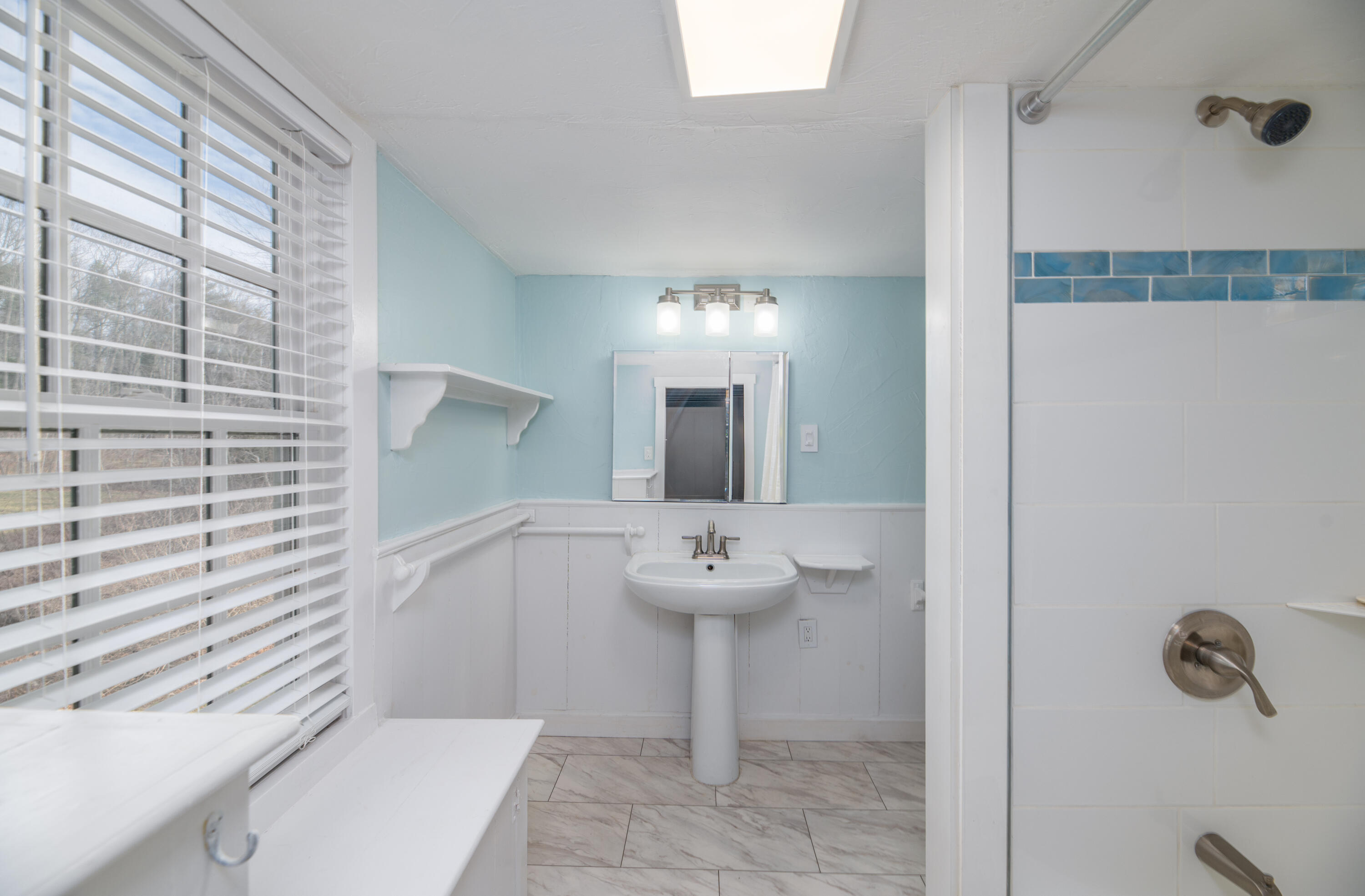 380 East Neck Road Nobleboro, ME 04555 - Photo 23 of 52 Primary Bath - First Floor