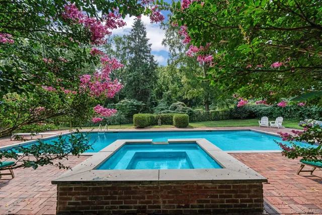 a view of an outdoor space