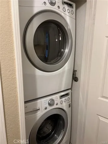 a close up view of a washer and dryer