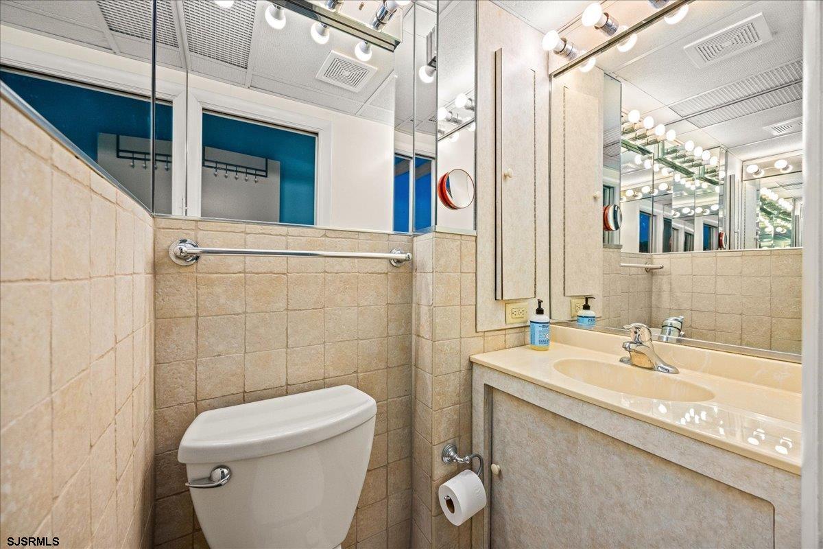 101 South Raleigh Avenue, Unit 619 Atlantic City, NJ 08401 - Photo 21 of 24 a bathroom with a sink a toilet and shower