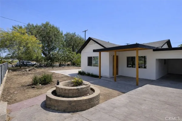 a house view with a outdoor space