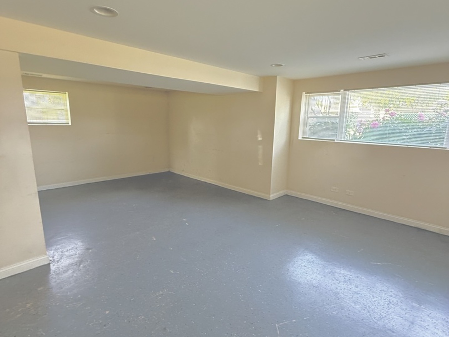8356 South 78th Avenue Bridgeview, IL 60455 - Photo 26 of 39 an empty room with a window