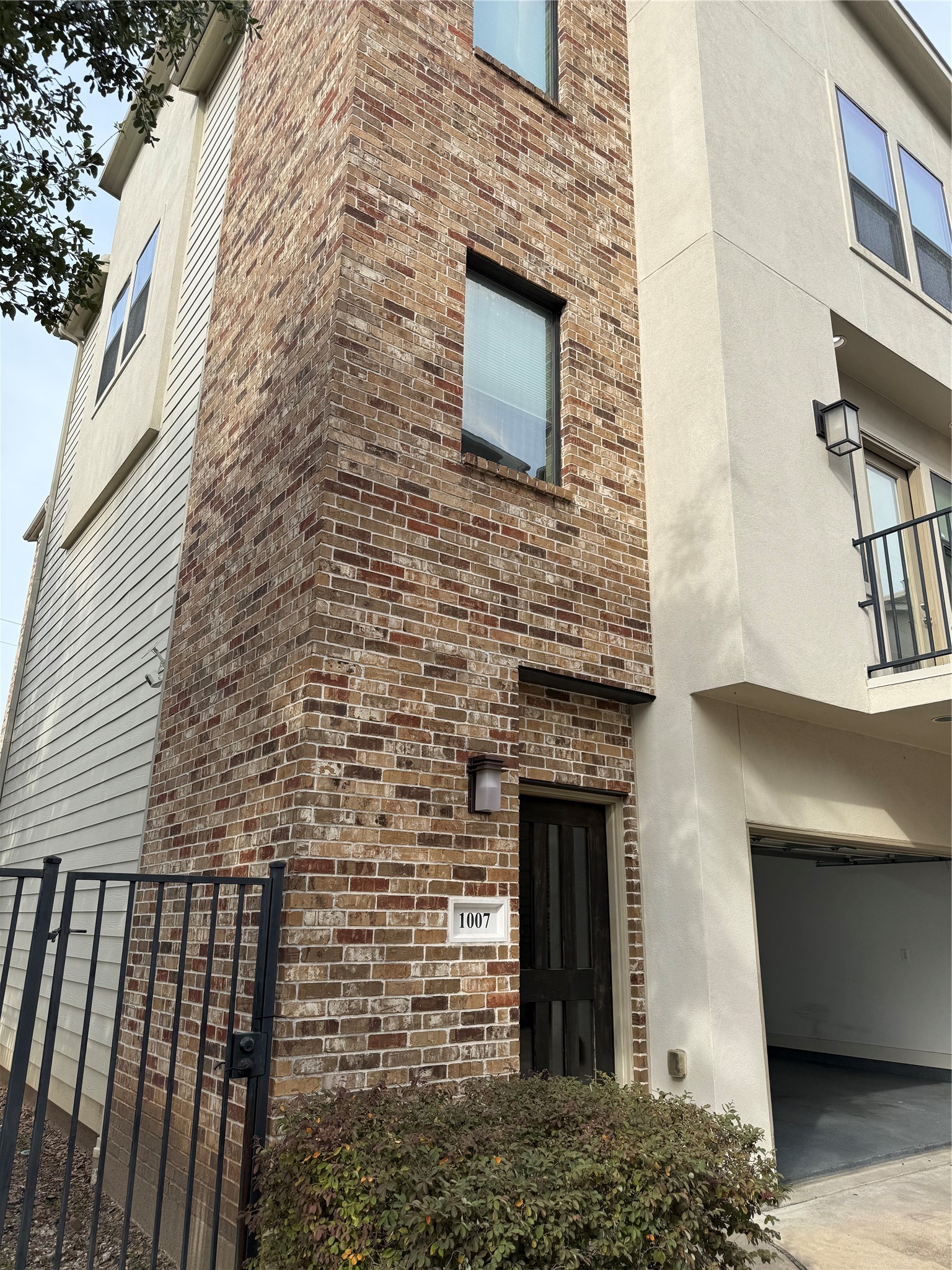 1007 Roberts Street Houston, TX 77003 - Photo 11 of 11 a brick house with a door and a yard