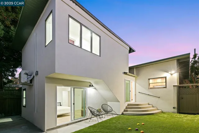 a view of a house with backyard
