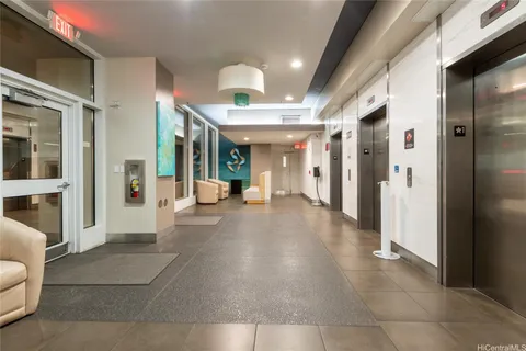 a view of an entryway with a livingroom