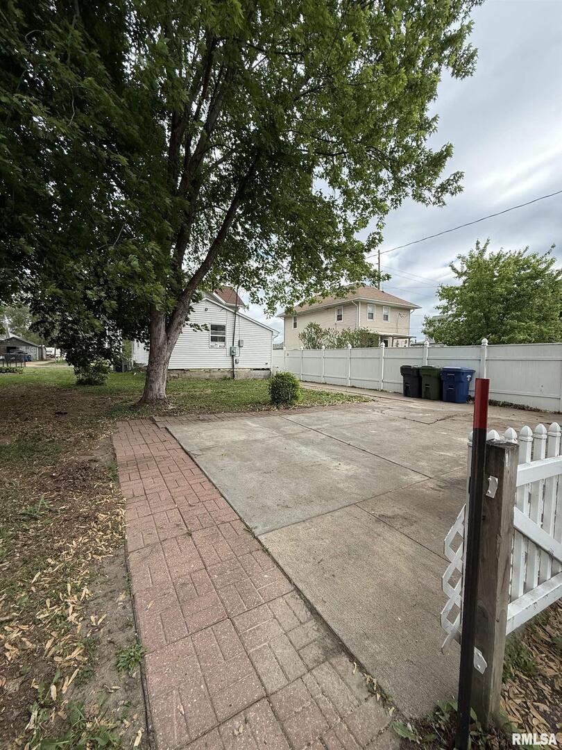 237 1st Avenue Clinton, IA 52732 - Photo 19 of 21 a view of backyard with green space