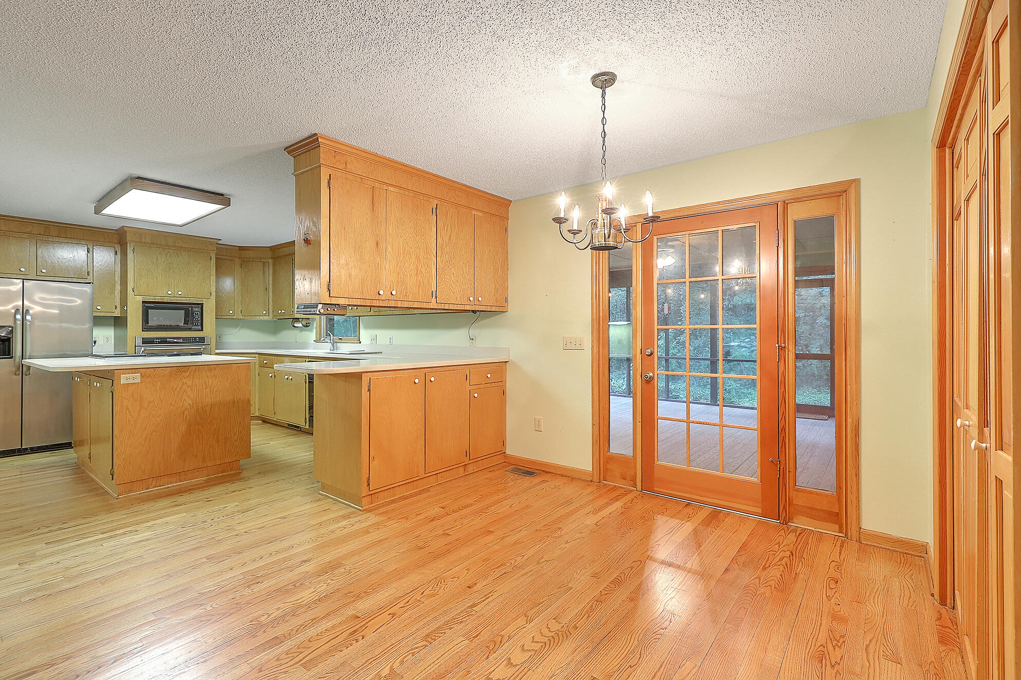3 Battlesea Road Charleston, SC 29407 - Photo 19 of 44 Beautiful Red Oak floors in Kitchen