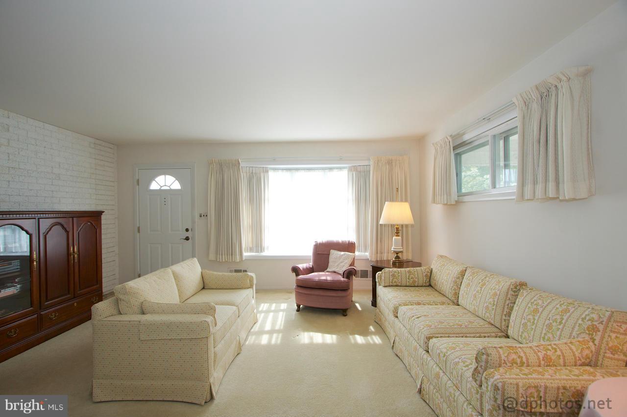 9002 Kilbride Road Baltimore, MD 21236 - Photo 3 of 19 Living Room