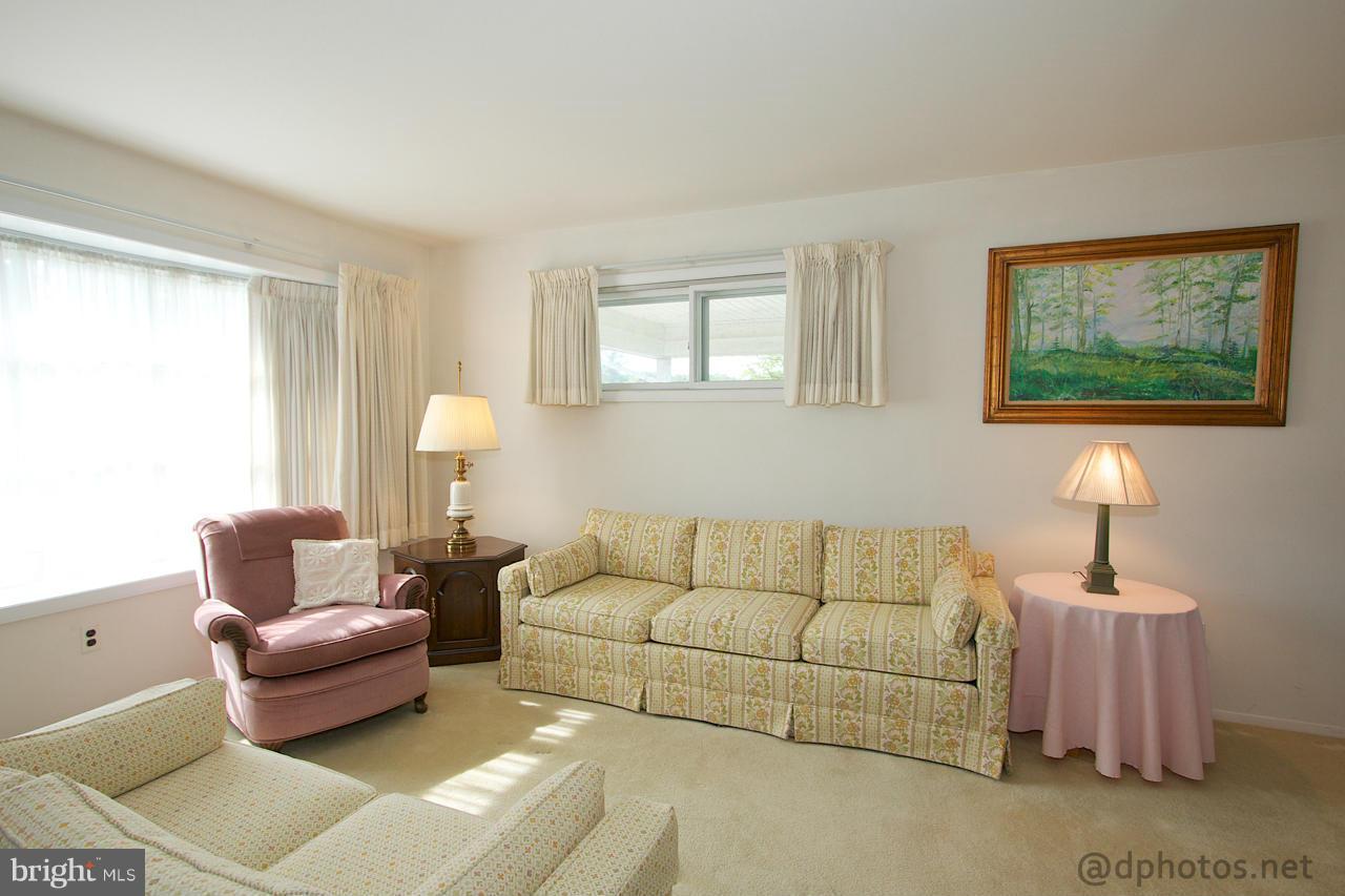 9002 Kilbride Road Baltimore, MD 21236 - Photo 4 of 19 Living Room