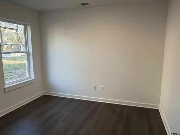 $1,700 | 225 South McWhorter Street, Mineola, TX 75773