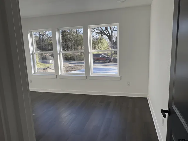 $1,700 | 225 South McWhorter Street, Mineola, TX 75773