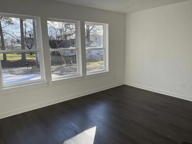 $1,700 | 225 South McWhorter Street, Mineola, TX 75773