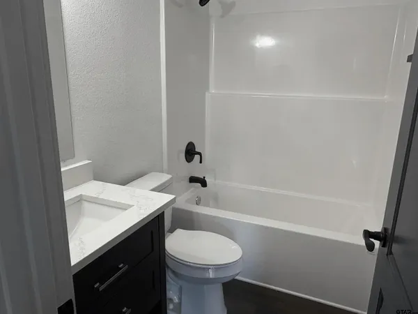 $1,700 | 225 South McWhorter Street, Mineola, TX 75773