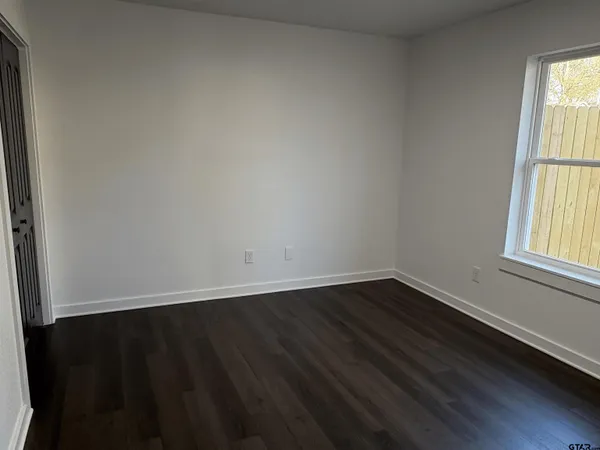 $1,700 | 225 South McWhorter Street, Mineola, TX 75773