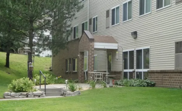 $1,207 | 1105 South 3rd Street, Council Bluffs, IA 51503