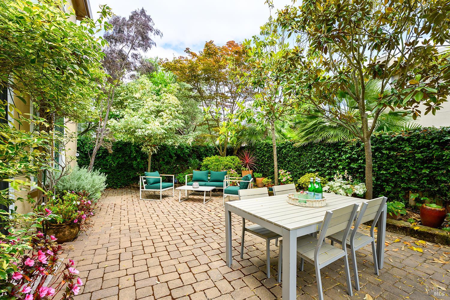 38 Maybeck Street Novato, CA 94949 - Photo 11 of 47 a view of a tables and chairs in patio
