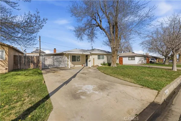 a view of a yard in front of a house