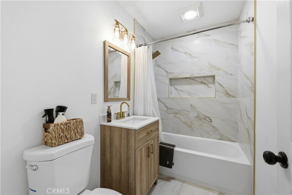 44335 Glenraven Road Lancaster, CA 93535 - Photo 15 of 32 a bathroom with a sink toilet and shower