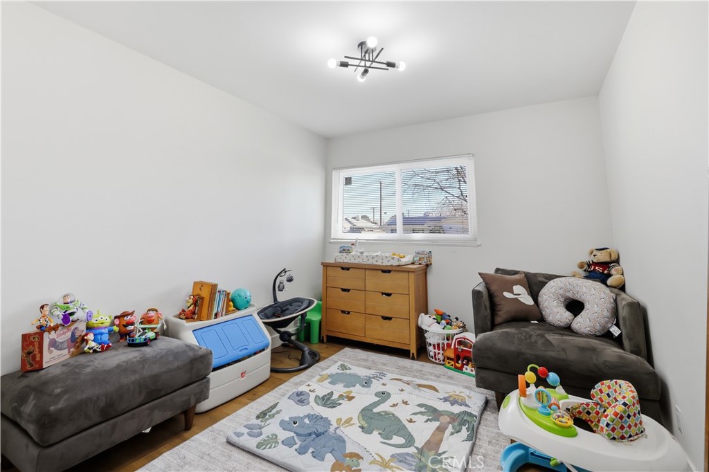 44335 Glenraven Road Lancaster, CA 93535 - Photo 16 of 32 a room with furniture and a couch