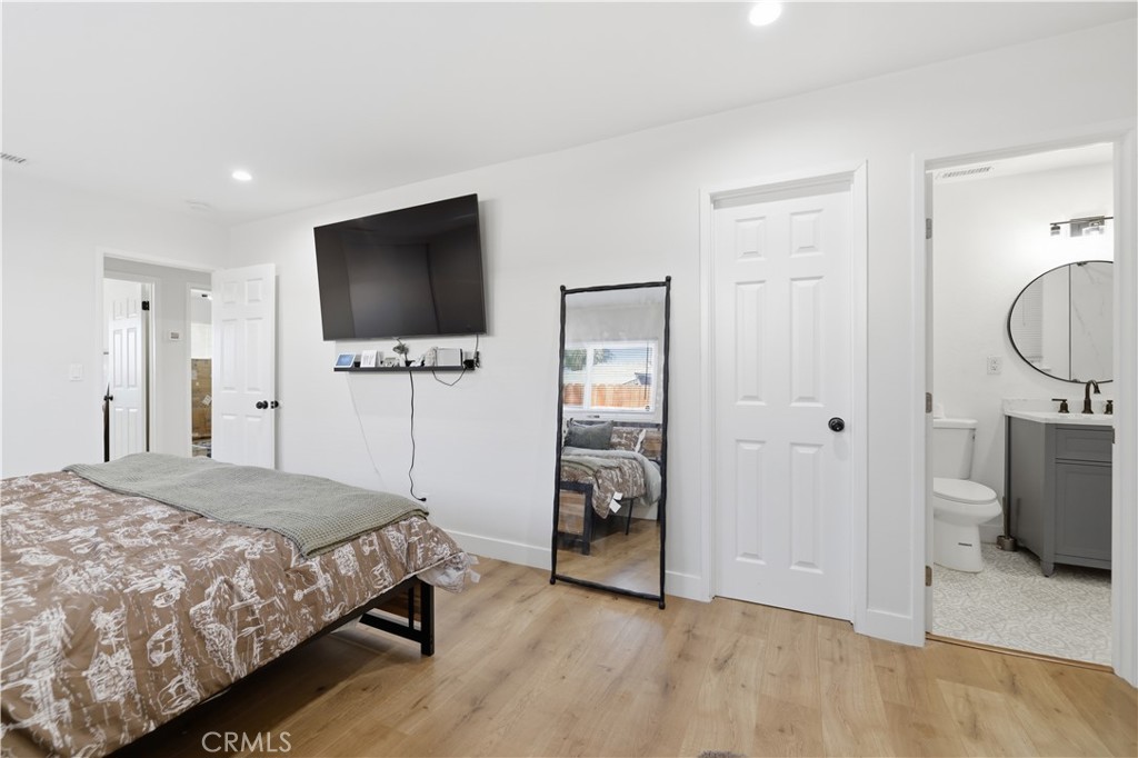 44335 Glenraven Road Lancaster, CA 93535 - Photo 19 of 32 a bedroom with a bed and a flat screen tv