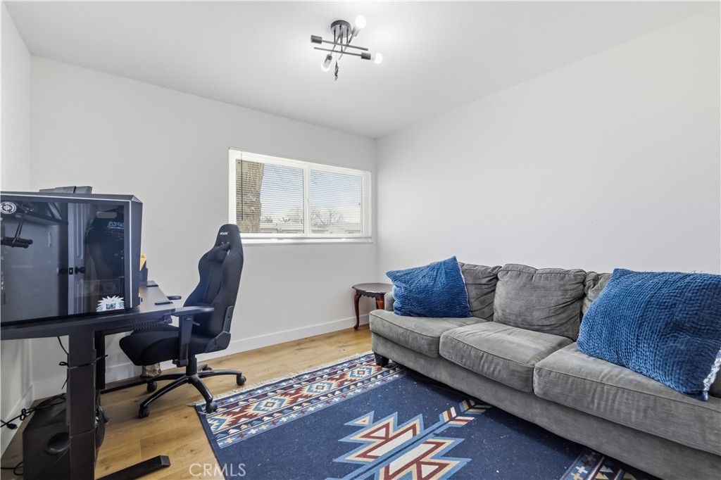 44335 Glenraven Road Lancaster, CA 93535 - Photo 21 of 32 a living room with furniture and a couch