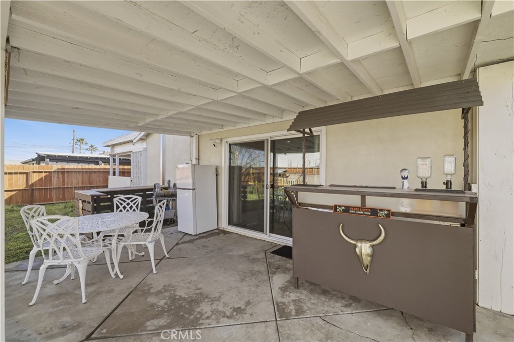 44335 Glenraven Road Lancaster, CA 93535 - Photo 23 of 32 a kitchen with a table and chairs