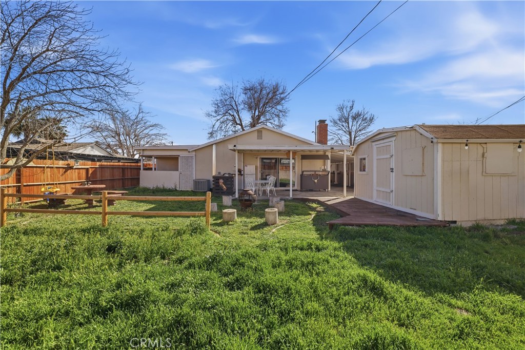 44335 Glenraven Road Lancaster, CA 93535 - Photo 25 of 32 a front view of a house with garden