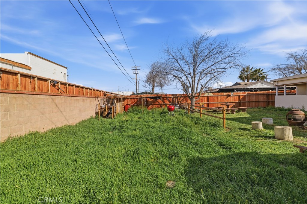 44335 Glenraven Road Lancaster, CA 93535 - Photo 26 of 32 a view of a backyard