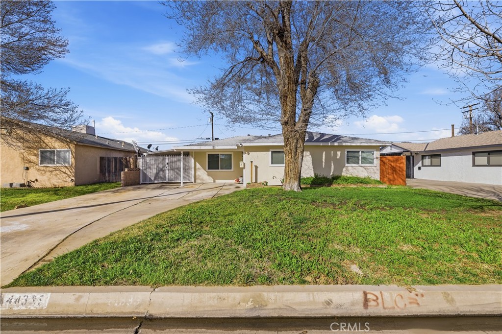 44335 Glenraven Road Lancaster, CA 93535 - Photo 27 of 32 a front view of a house with garden