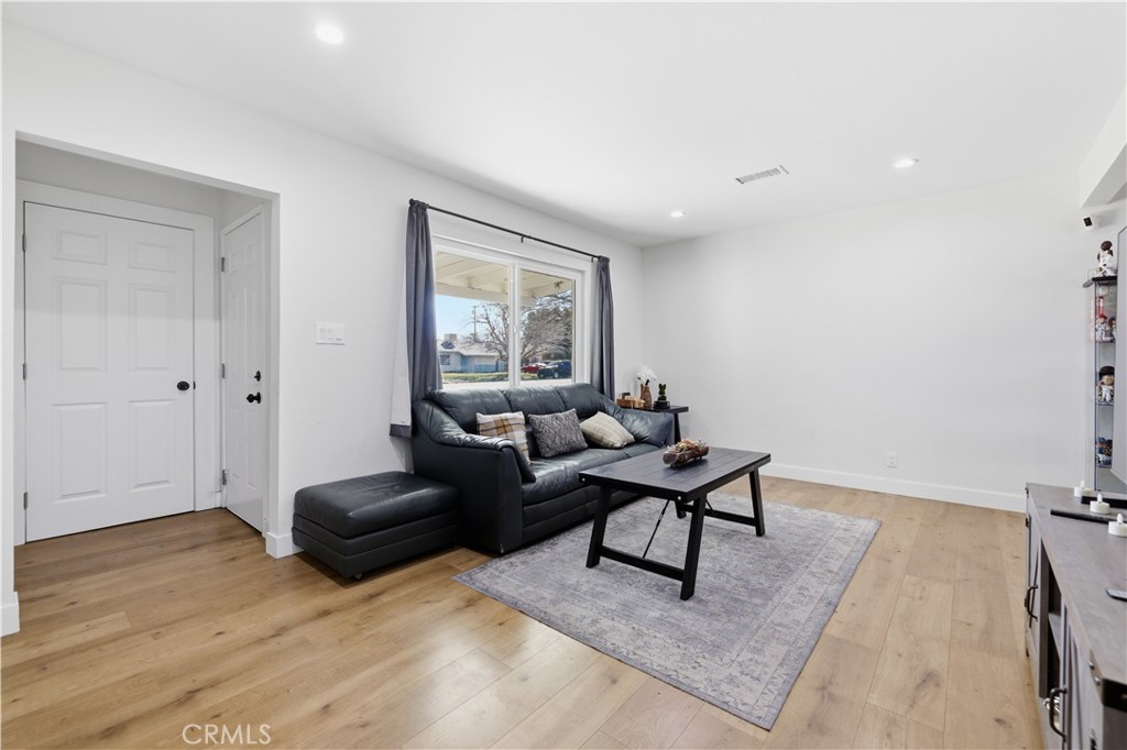 44335 Glenraven Road Lancaster, CA 93535 - Photo 4 of 32 a living room with furniture and a potted plant