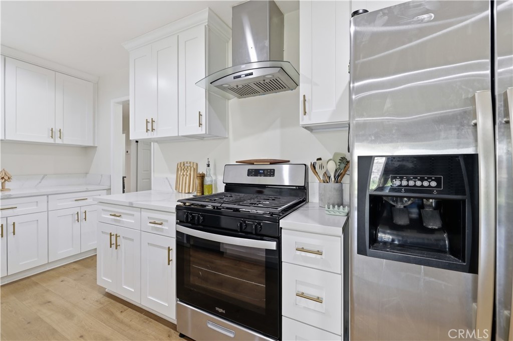 44335 Glenraven Road Lancaster, CA 93535 - Photo 10 of 32 a kitchen with cabinets and appliances