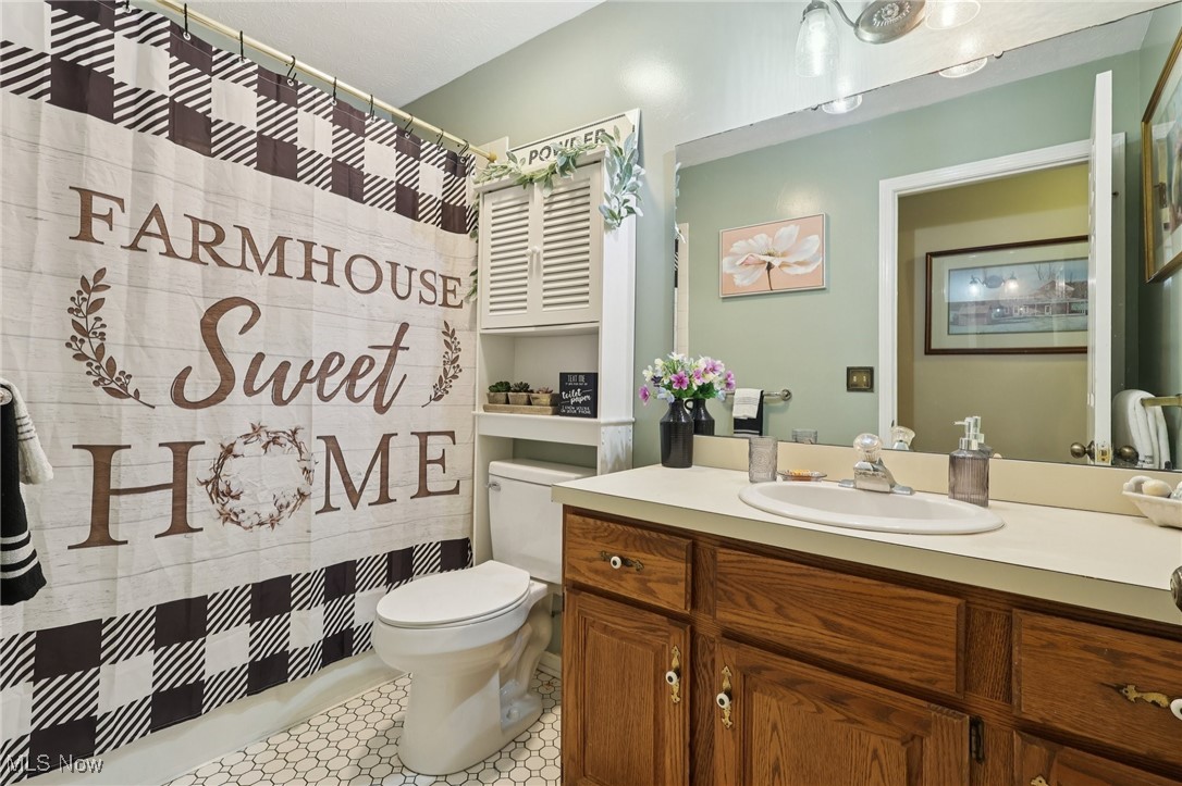 5568 Forest Glen Road Madison, OH 44057 - Photo 22 of 50 Full bath with vanity and curtained shower