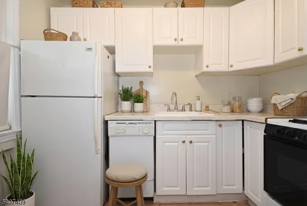$1,900 | 251 Elmwood Avenue, Unit 1, Maplewood, NJ 07040