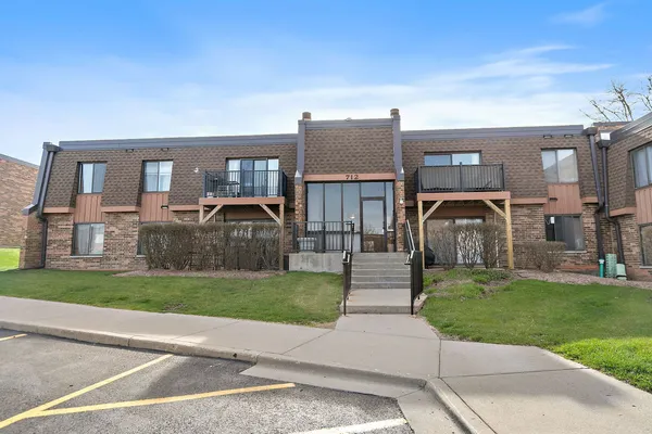 $216,000 | 712 Tipperary Court, Unit 2B, Schaumburg, IL 60193