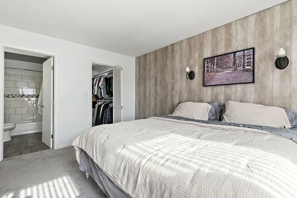 $216,000 | 712 Tipperary Court, Unit 2B, Schaumburg, IL 60193