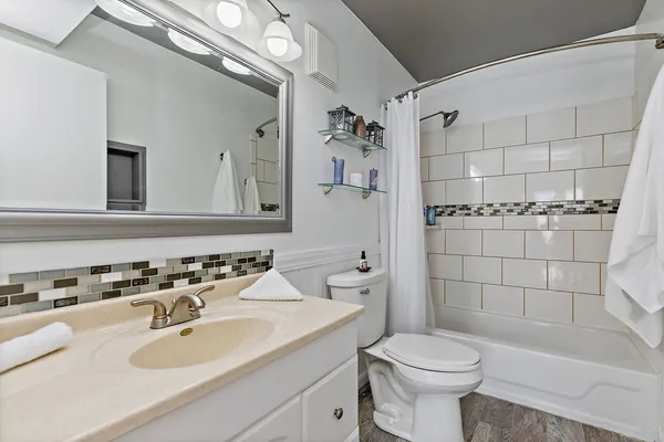 $216,000 | 712 Tipperary Court, Unit 2B, Schaumburg, IL 60193