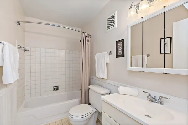$216,000 | 712 Tipperary Court, Unit 2B, Schaumburg, IL 60193