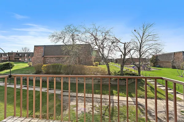 $216,000 | 712 Tipperary Court, Unit 2B, Schaumburg, IL 60193