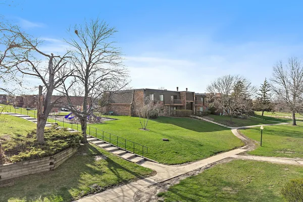 $216,000 | 712 Tipperary Court, Unit 2B, Schaumburg, IL 60193