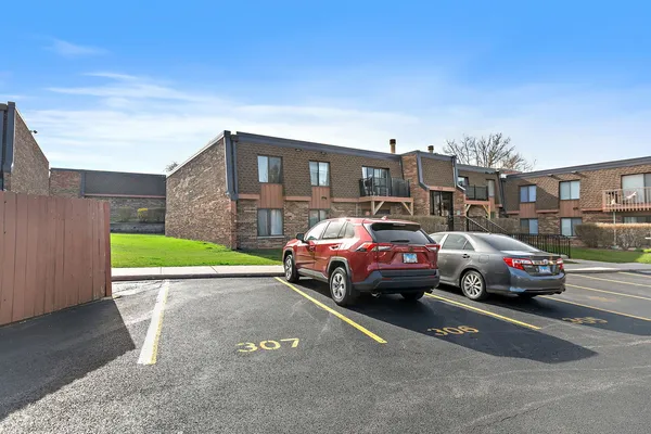 $216,000 | 712 Tipperary Court, Unit 2B, Schaumburg, IL 60193