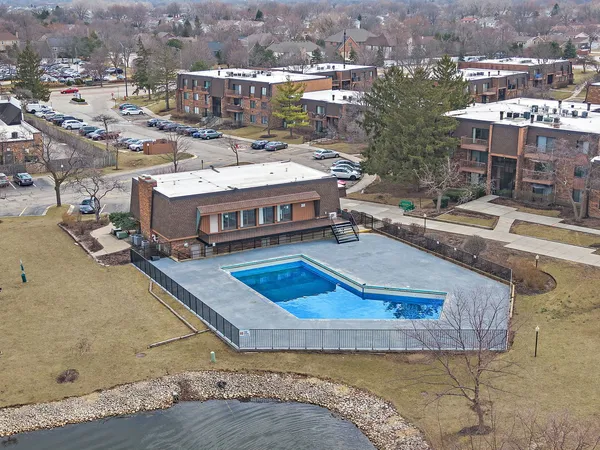 $216,000 | 712 Tipperary Court, Unit 2B, Schaumburg, IL 60193