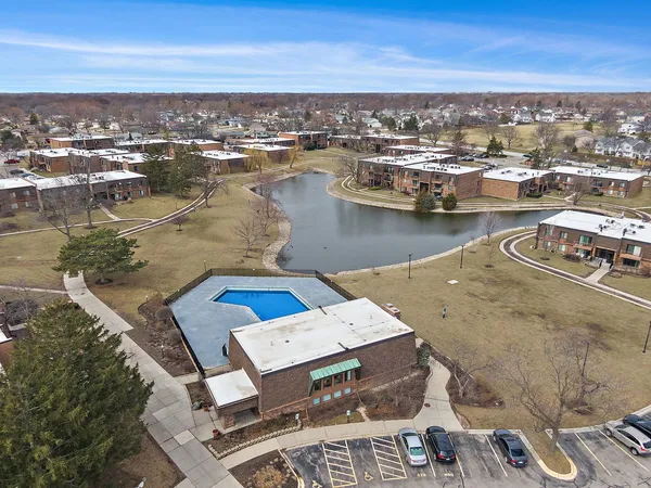 $216,000 | 712 Tipperary Court, Unit 2B, Schaumburg, IL 60193