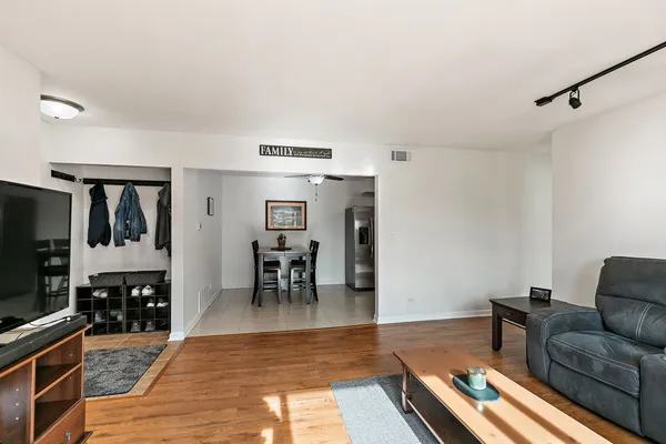 $216,000 | 712 Tipperary Court, Unit 2B, Schaumburg, IL 60193
