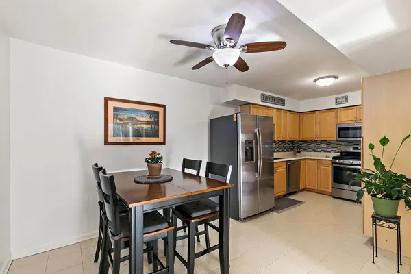 $216,000 | 712 Tipperary Court, Unit 2B, Schaumburg, IL 60193
