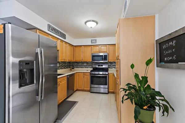 $216,000 | 712 Tipperary Court, Unit 2B, Schaumburg, IL 60193